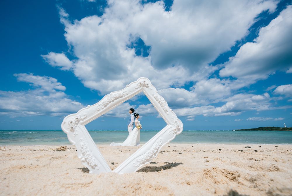 ホワイトフォトフレームに入っているカップル