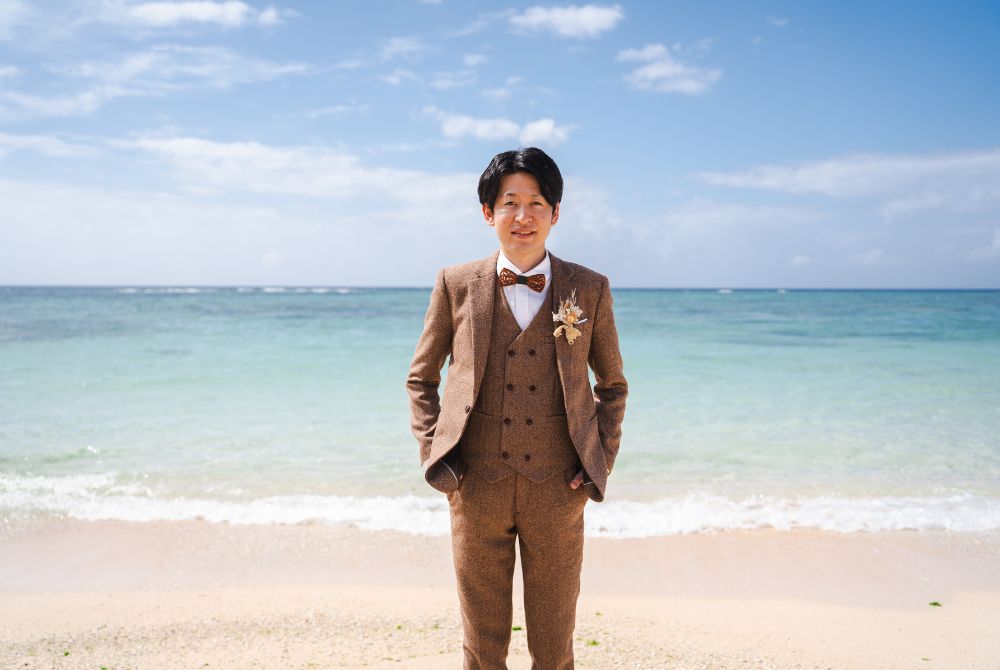 ブラウンタキシードを着た新郎のソロショット
