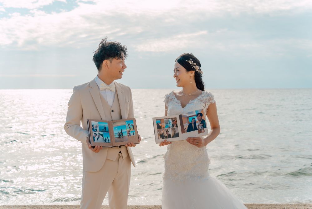 ベージュタキシードの新郎とホワイトドレスの新婦のビーチショット