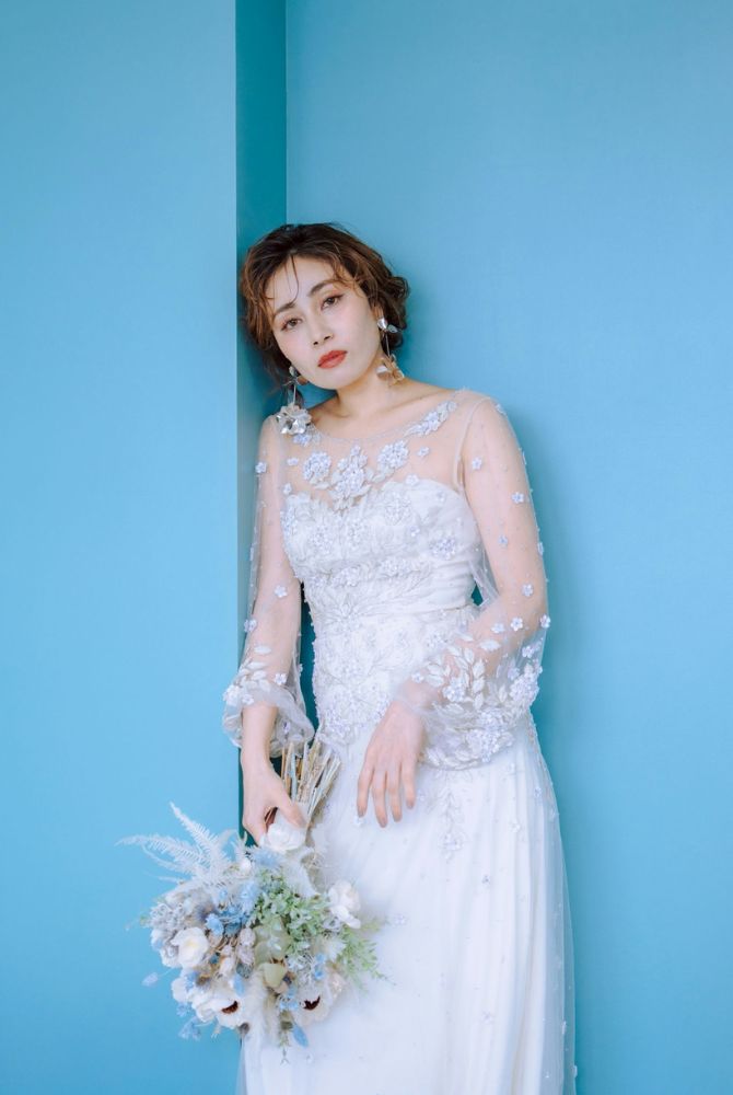 フェミニンなレース素材のストレートラインのドレス_ドレスNo111