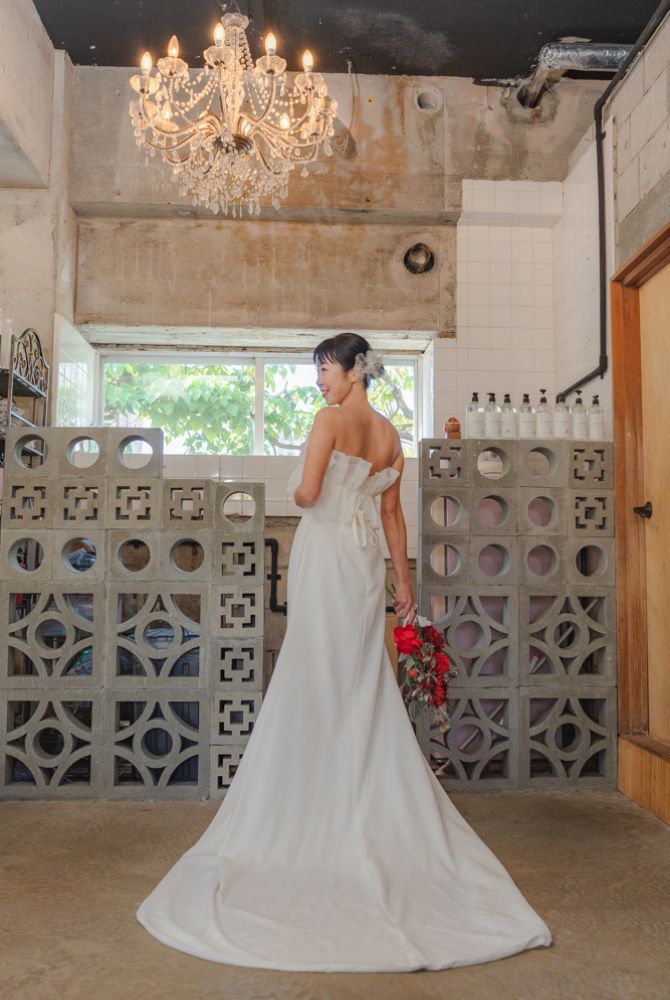 長いトレーンが魅力のホワイトドレス