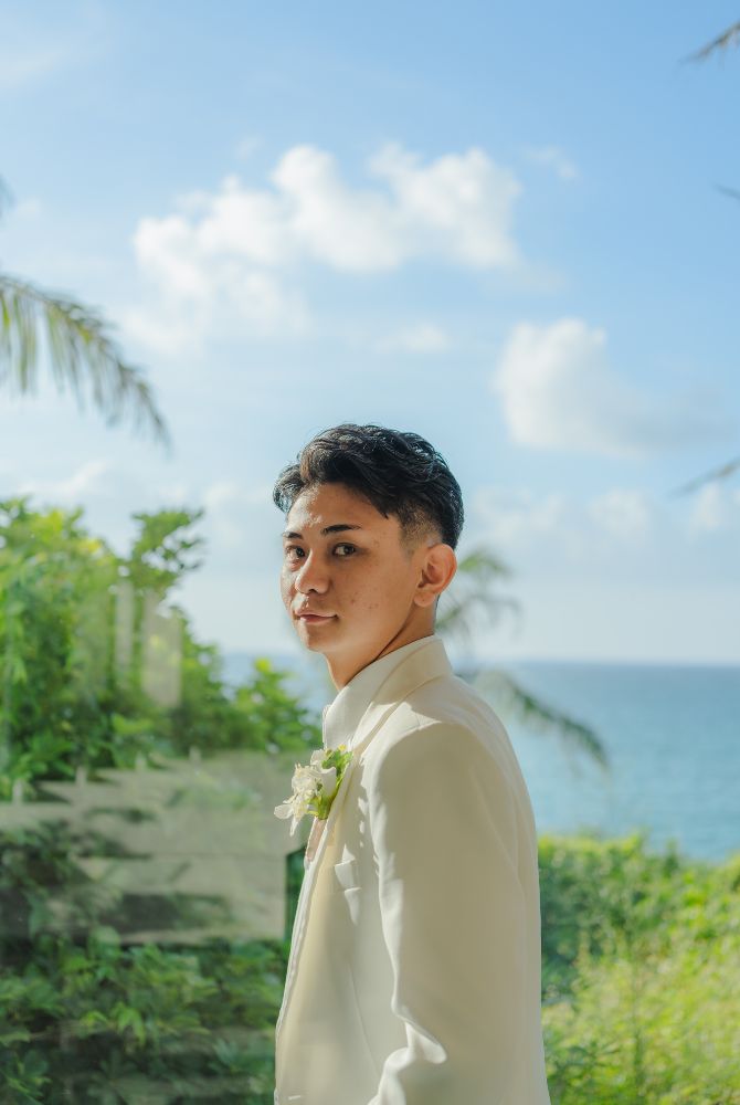 ホワイトタキシードの新郎のソロショット