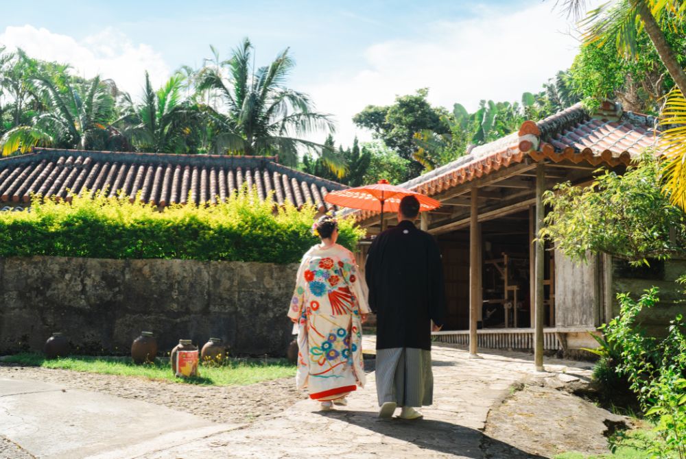 読谷村の琉球村でのウェディングフォト撮影