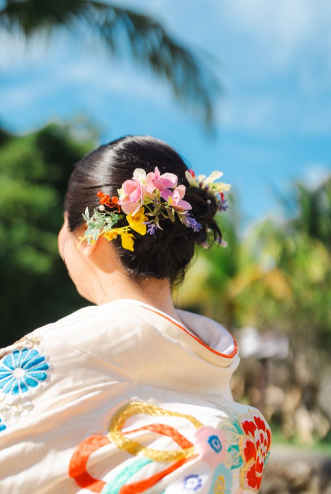読谷村の琉球村でのウェディングフォト撮影_琉球草花でヘアアレンジ