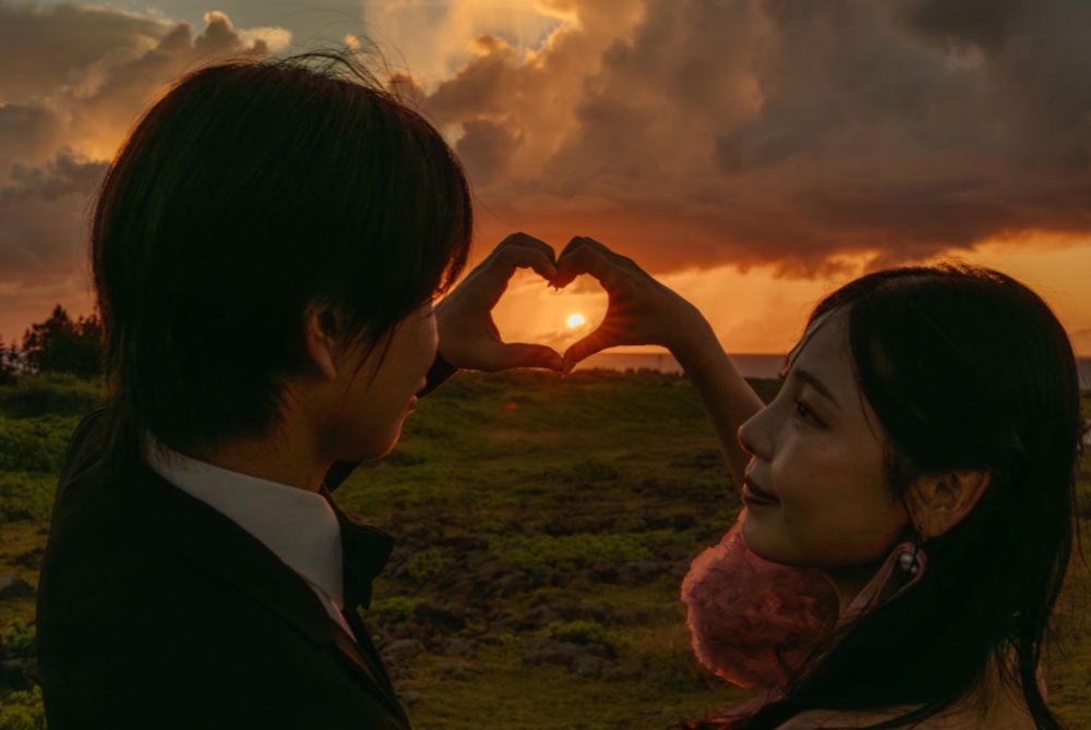 イサムモリタのピンクドレスを着てサンセット撮影2＿残波岬