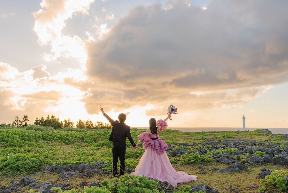 イサムモリタのピンクドレスを着てサンセット撮影＿残波岬