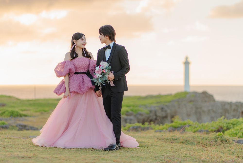 イサムモリタのピンクドレスを着て＿残波岬灯台をバックに