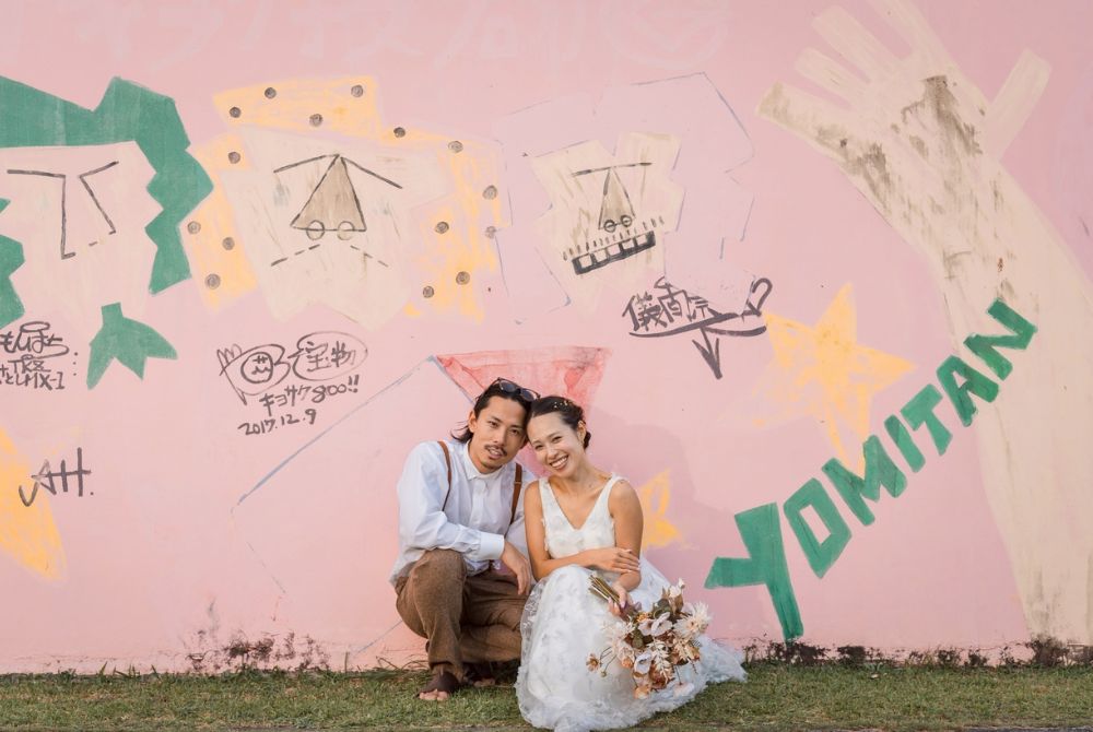 ウオールアートの前で