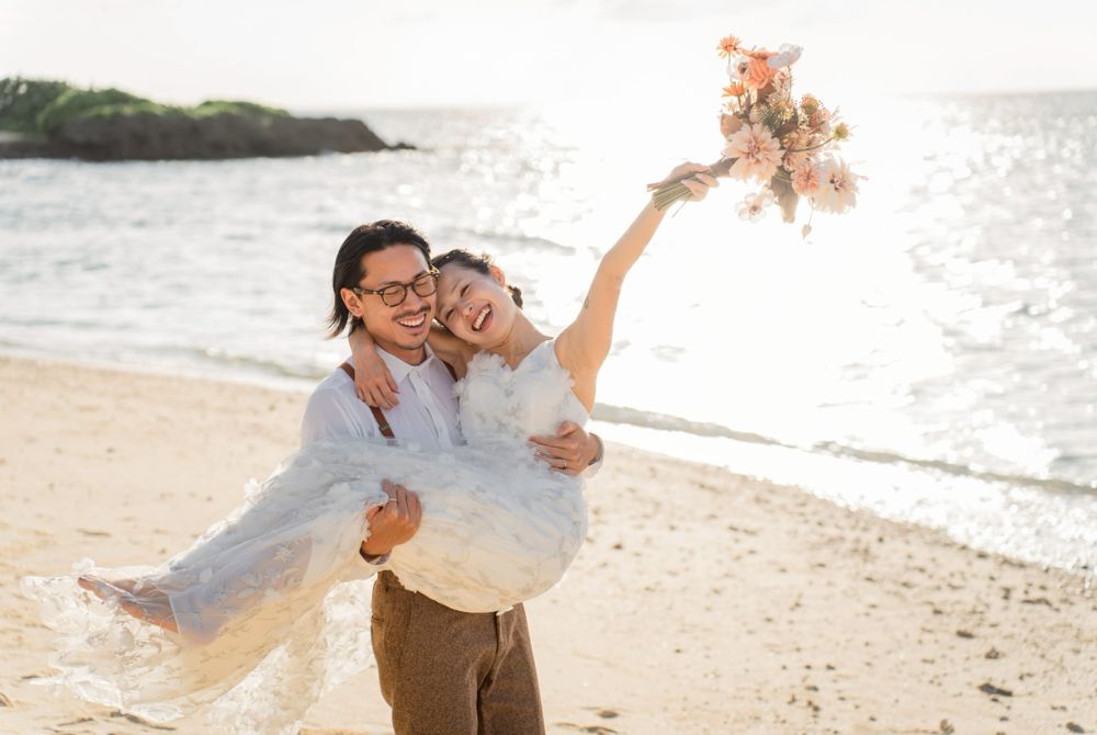 ビーチで新郎が新婦を抱っこショット