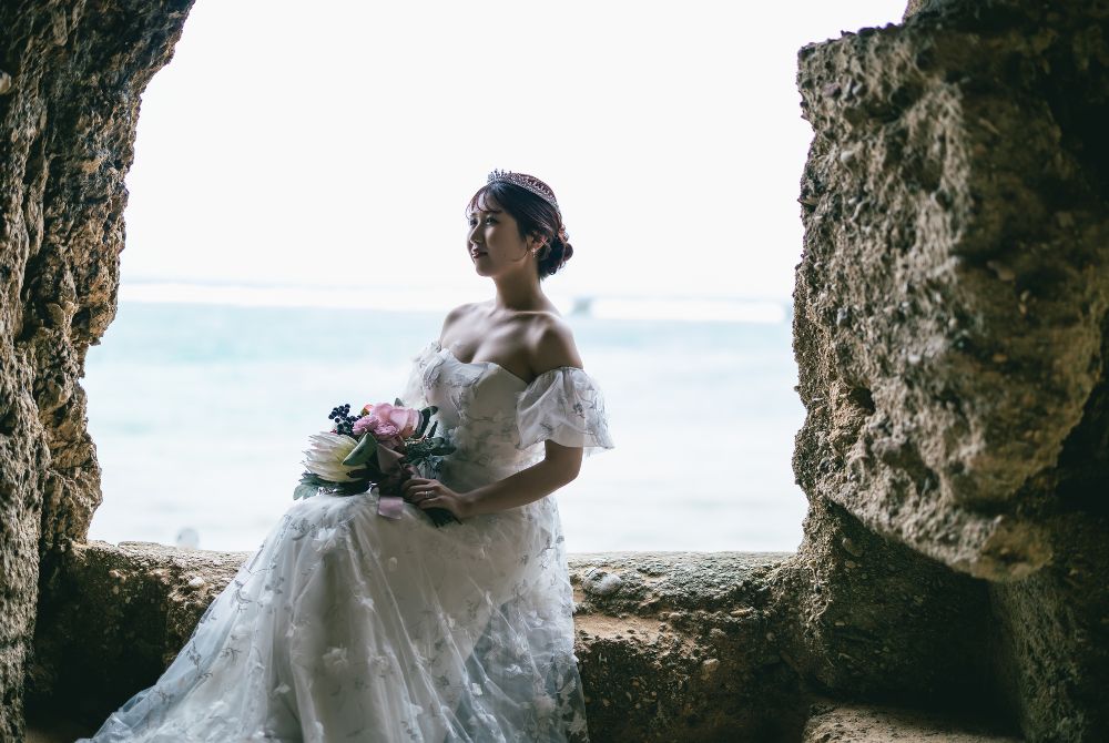 ザネー浜の窓の岩に花嫁が腰掛けて