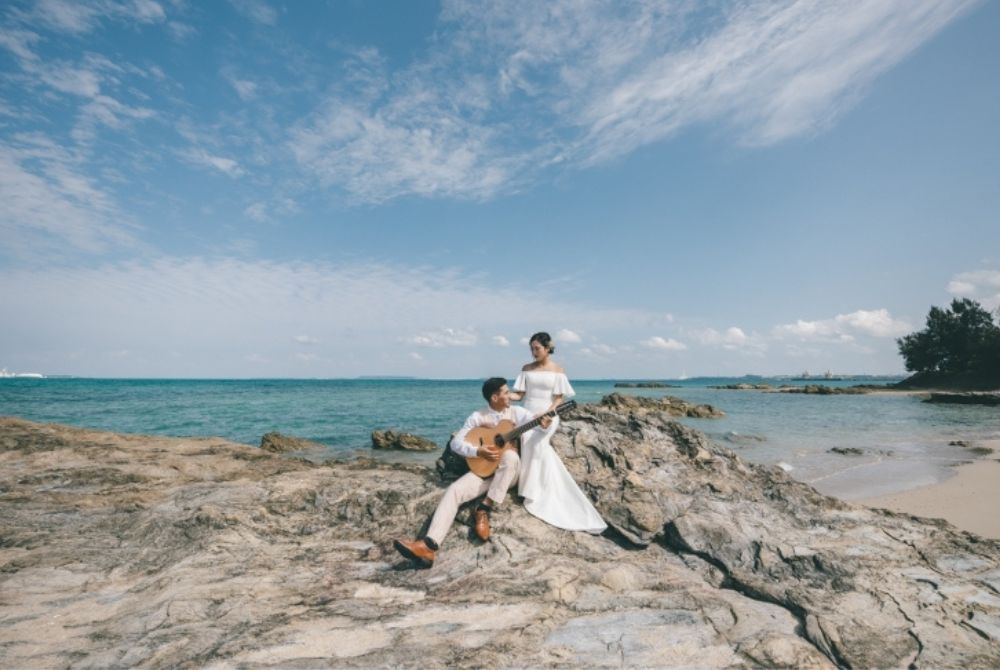 ビーチの岩場で