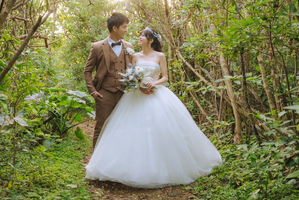 グリーンの中でウェディング撮影の夫婦