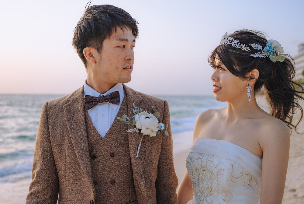 サンセットシーン、互いに見つめあうカップル