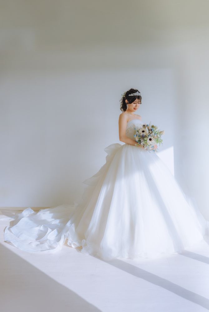 ホワイトドレスを着てスタジオ撮影の新婦