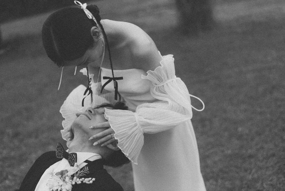 モノクロショット＿新婦が新郎の顔をそっと包んで。