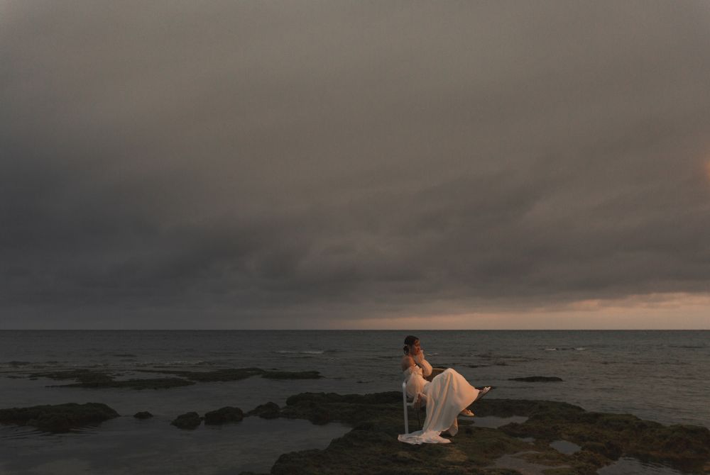 アーティスティックな一枚＿花嫁がビーチで椅子に座ってポーズ