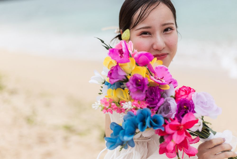 カラフルなブーケをもって花嫁のソロショット