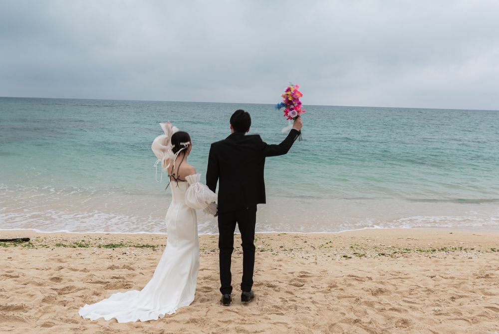 ウェディング撮影＿ビーチを眺めている夫婦