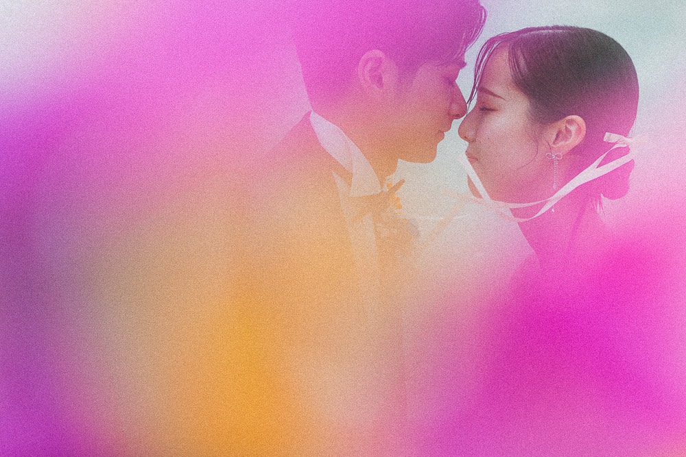 ブーケのグラデーションに溶け込むような二人のショット